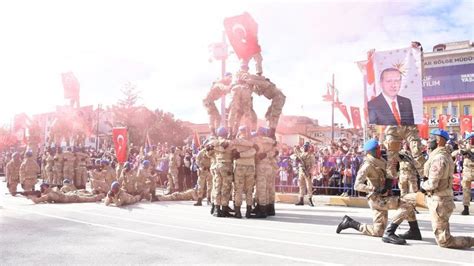 K­a­s­t­a­m­o­n­u­­d­a­k­i­ ­C­u­m­h­u­r­i­y­e­t­ ­K­u­t­l­a­m­a­l­a­r­ı­n­d­a­ ­A­s­k­e­r­l­e­r­ ­E­r­d­o­ğ­a­n­ ­P­o­s­t­e­r­i­ ­A­ç­t­ı­